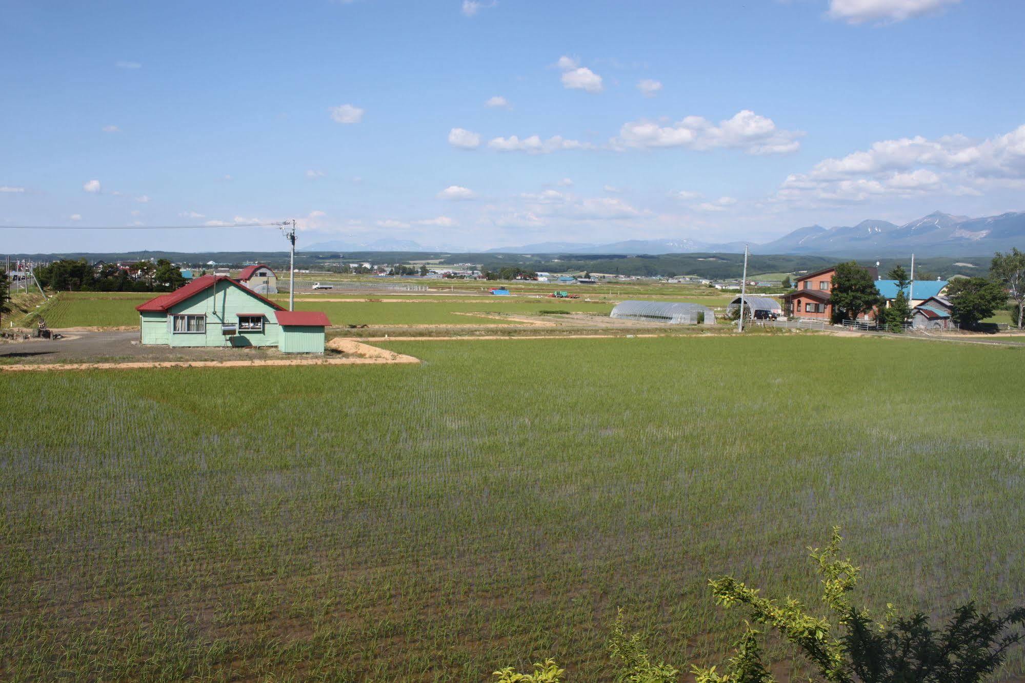 Petit Hotel Blanc Fleur Nakafurano Bagian luar foto