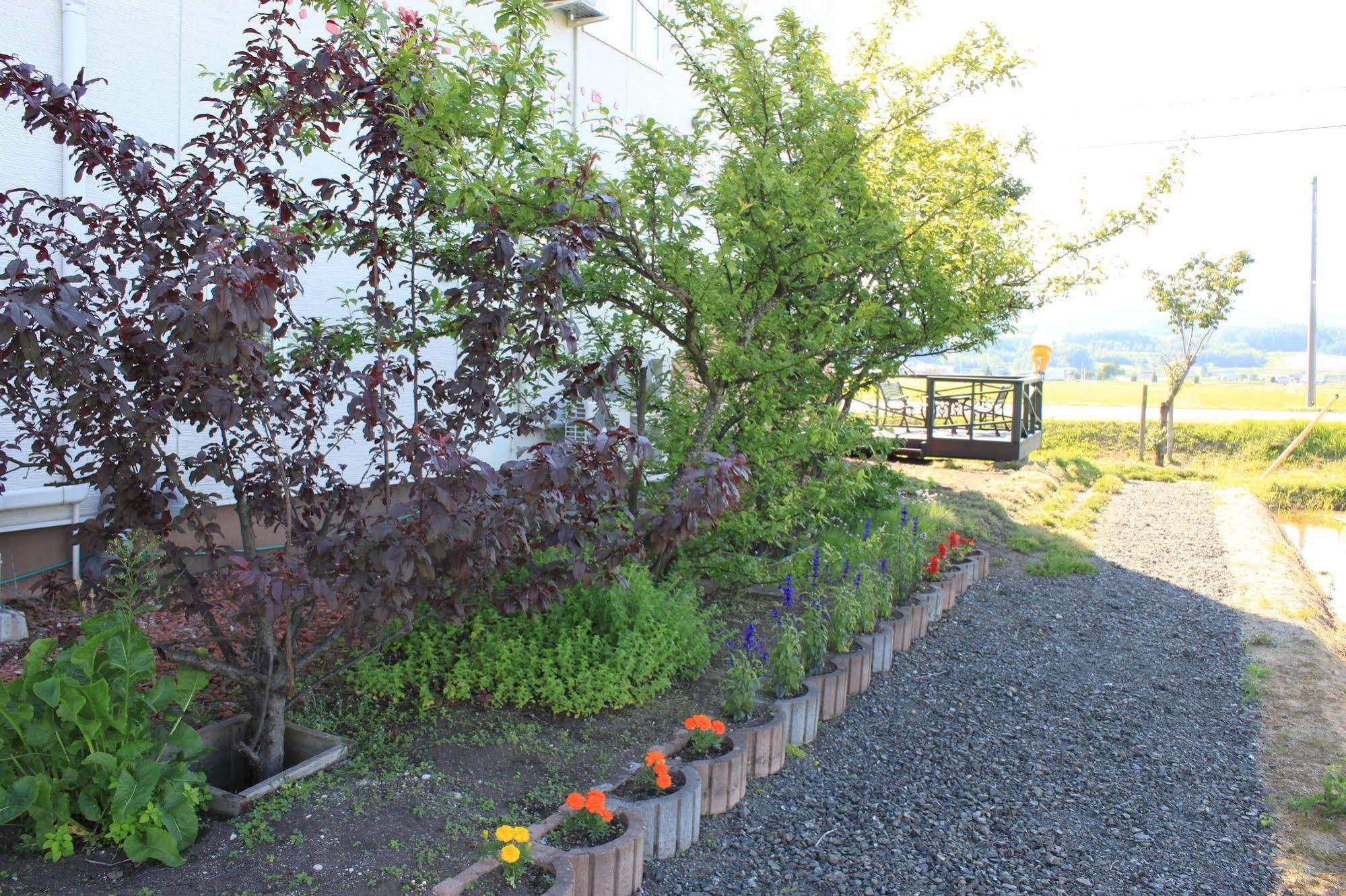 Petit Hotel Blanc Fleur Nakafurano Bagian luar foto